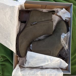 NEW Vionic Wilma Olive Green Boots Waterproof Size 10